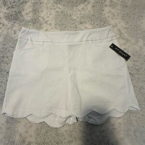 White High-Waist Scallop Hem Women's Shorts
